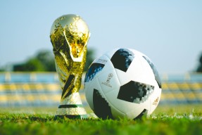 ballbet-C罗新规引巴萨争议，公平竞赛还是商业炒作？